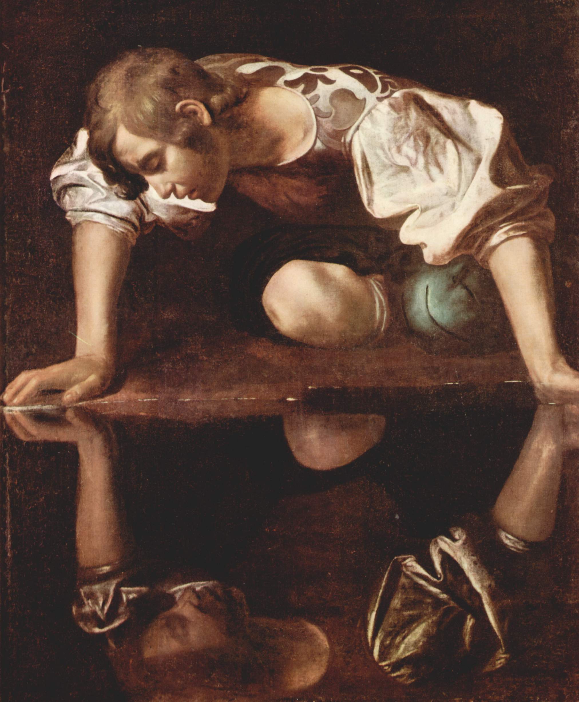 Narciso di Caravaggio contempla la propria immagine riflessa nell'acqua, completamente assorbito dalla visione.